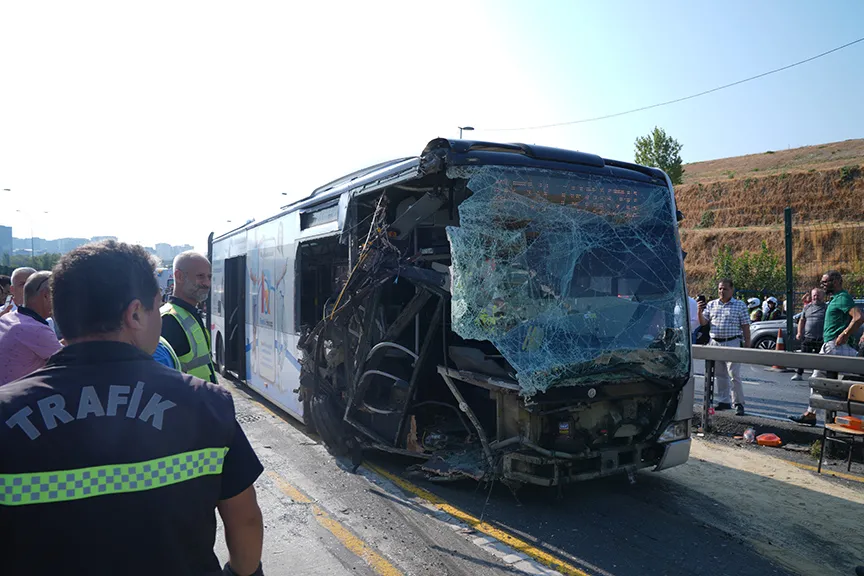 Metrobüsün başka bir metrobüse çarpması sonucu 1 kişi öldü, 38 kişi yaralandı