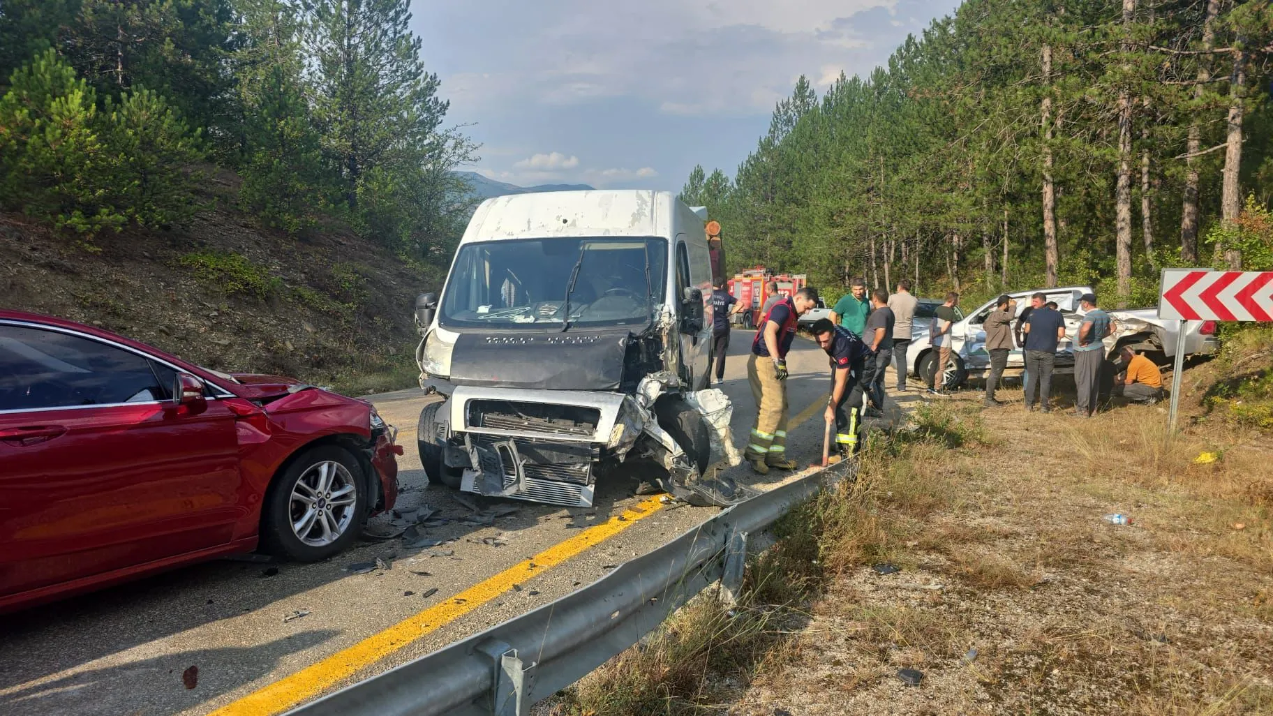 Üç aracın karıştığı zincirleme trafik kazasında iki kişi yaralandı