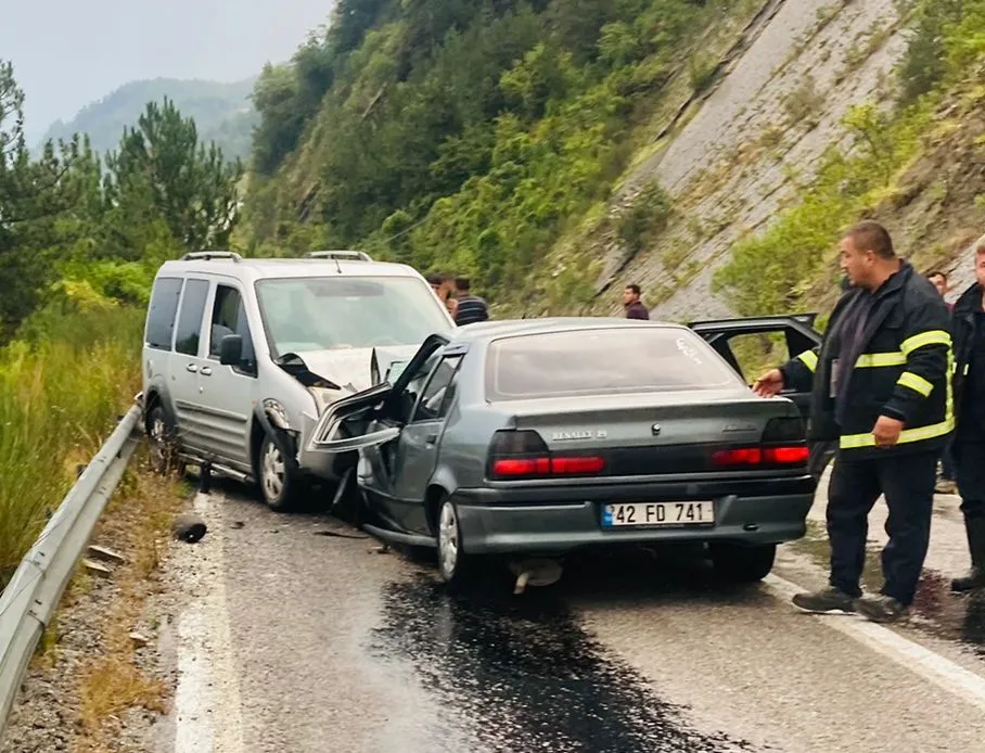 Otomobil ile hafif ticari aracın çarpışması sonucu 7 kişi yaralandı