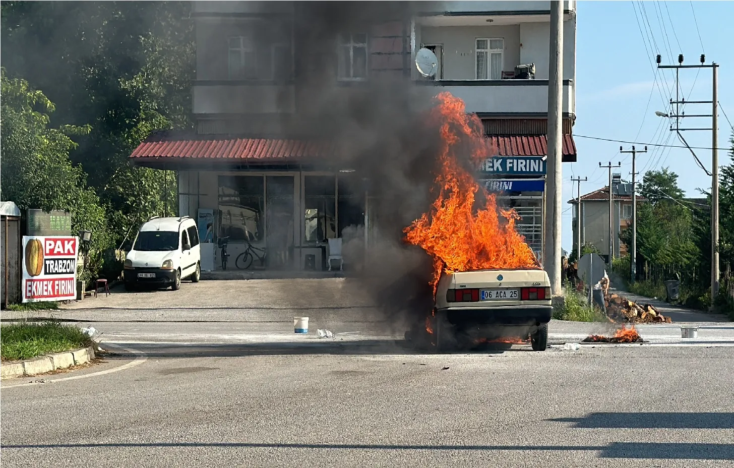 Seyir halindeyken yanan otomobil kullanılamaz hale geldi