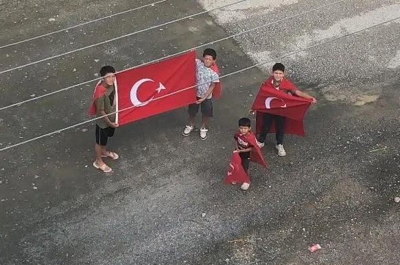 4 çocuk Türk bayrakları ile şehit türküsünü söyleyerek yürüdü