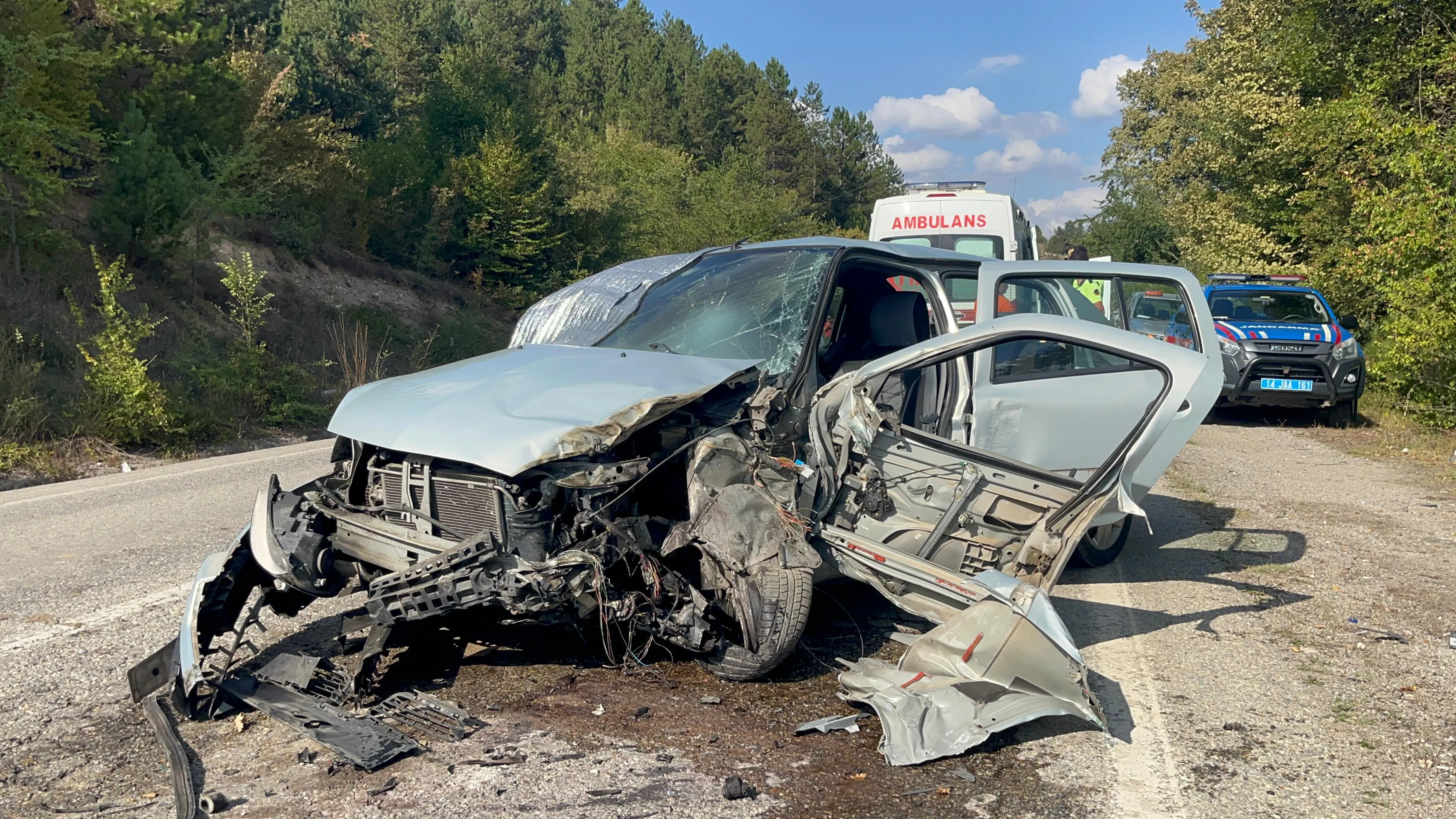 Kamyonla çarpışan otomobildeki 2 kişi yaralandı