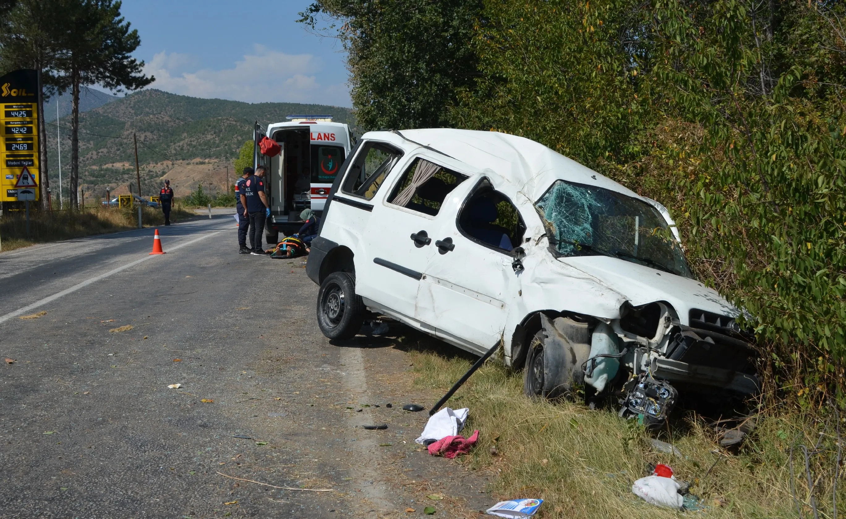 Hafif ticari aracın devrilmesi sonucu 4 kişi yaralandı