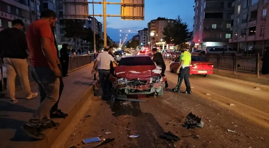 Çorum'da 2 otomobilin çarpışması sonucu 3 kişi yaralandı