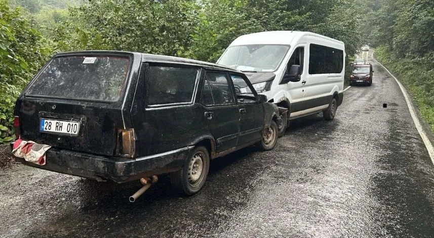 Giresun'da minibüsle otomobilin çarpıştığı kazada 3 kişi yaralandı