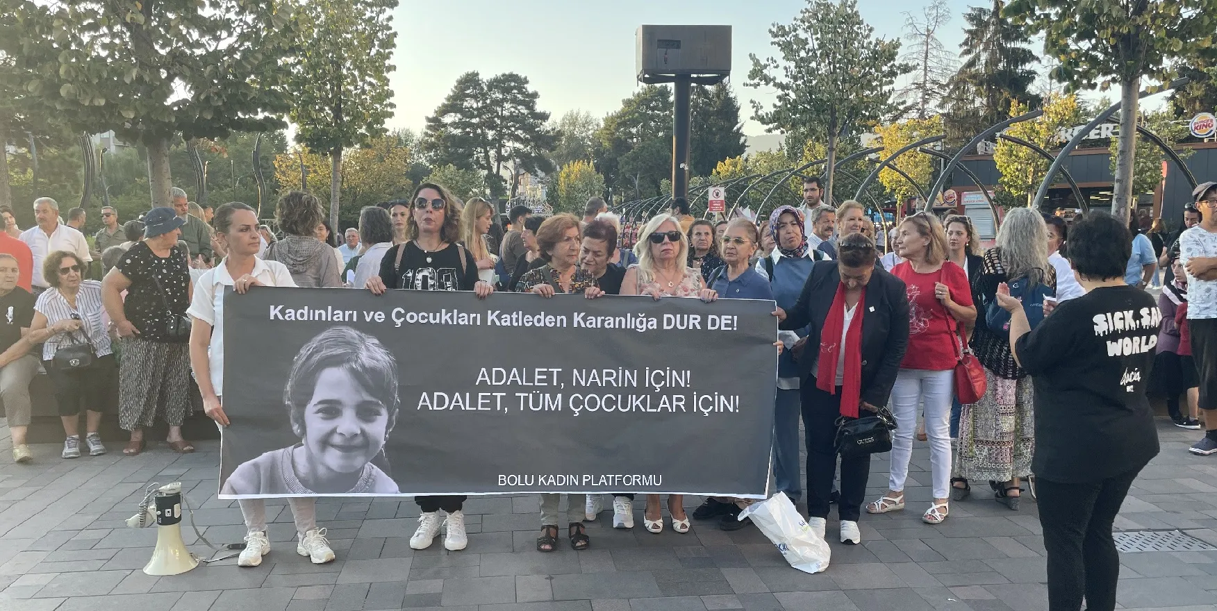 Kadın platformu üyeleri, Narin Güran'ın öldürülmesini protesto etti