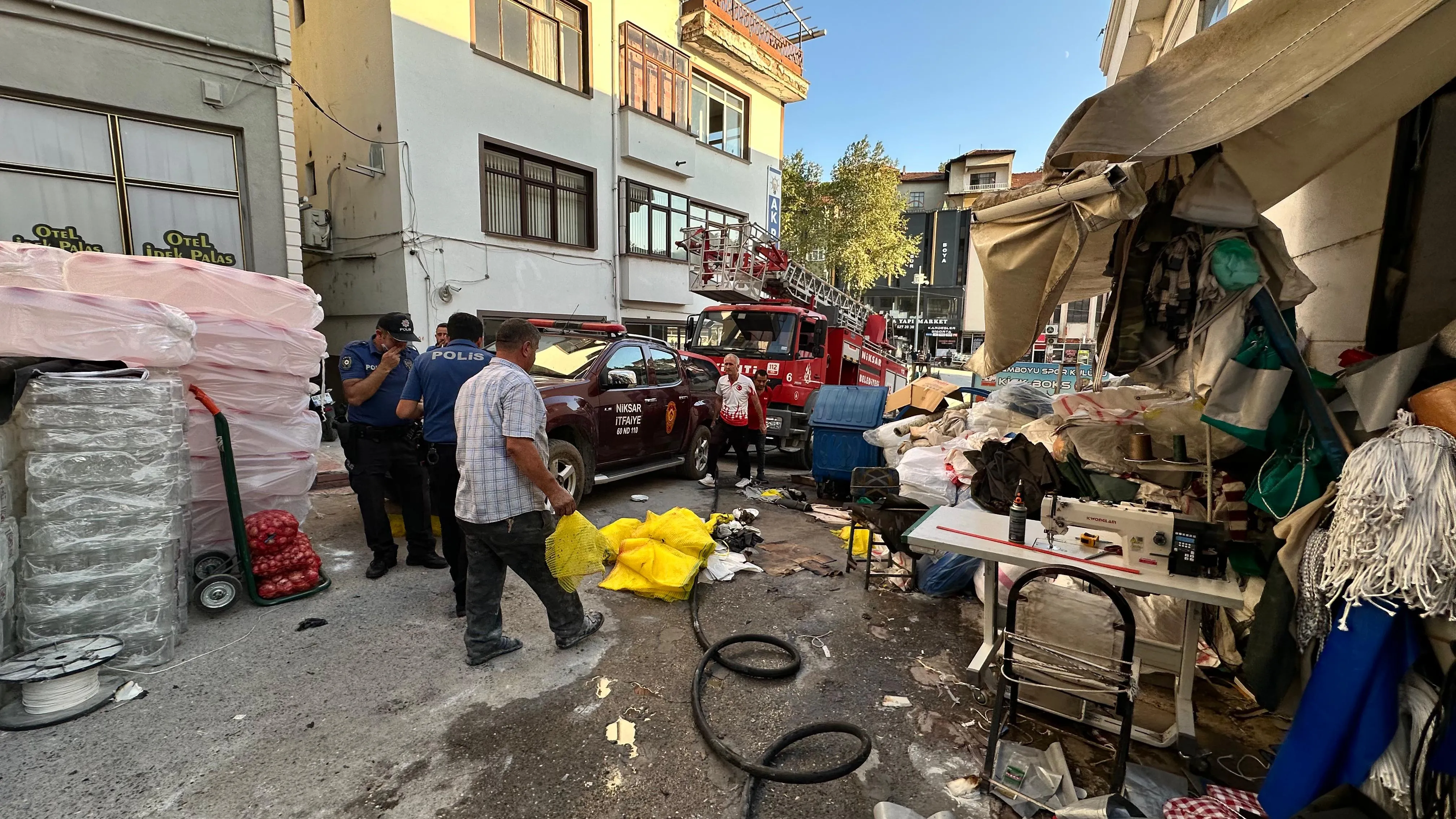 Tokat'ta çıkan yangında iş yerinde hasar oluştu