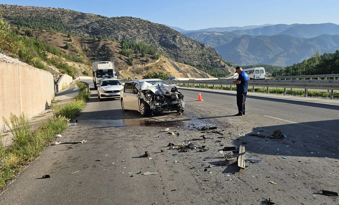 Kamyonla otomobilin çarpışması sonucu 2 kişi yaralandı