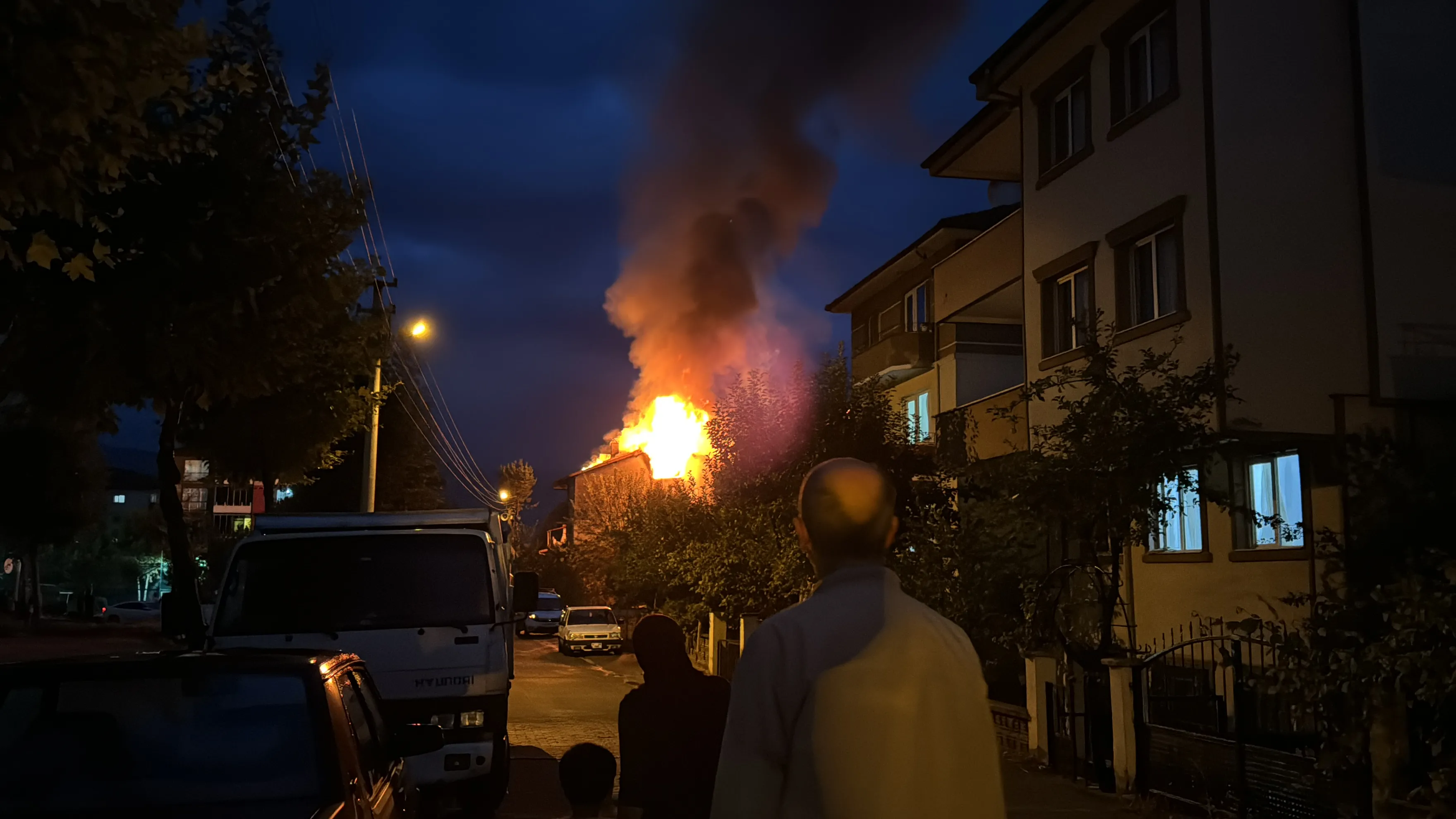 Yıldırım isabet eden apartmanın çatısında çıkan yangın söndürüldü