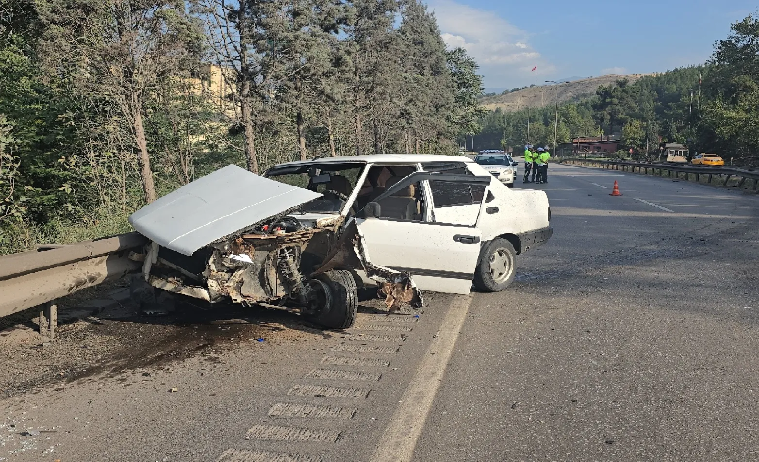 Bariyere çarpan otomobildeki yolcu yaralandı