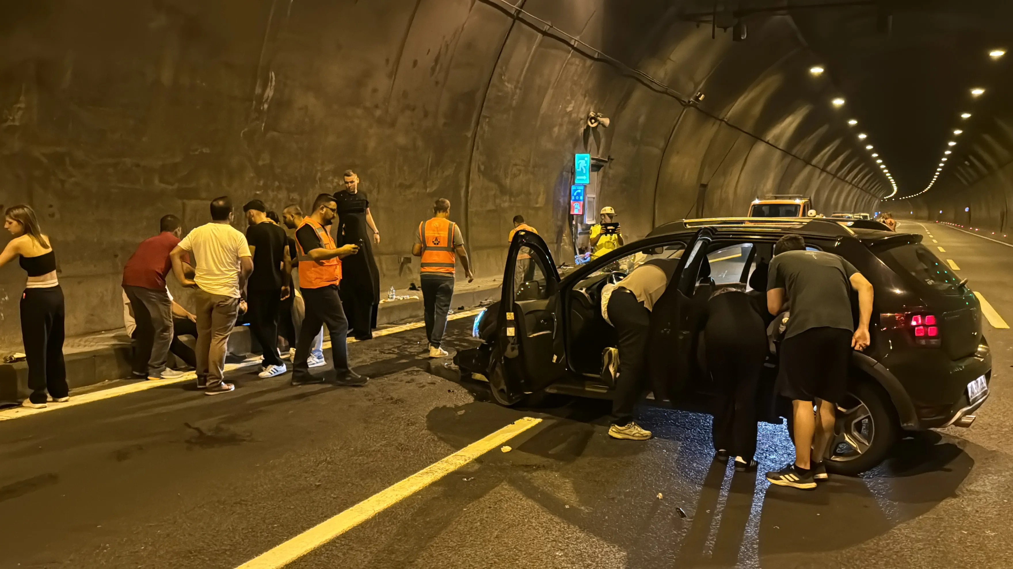 Tünelde kaza yapan otomobildeki 3 kişi yaralandı