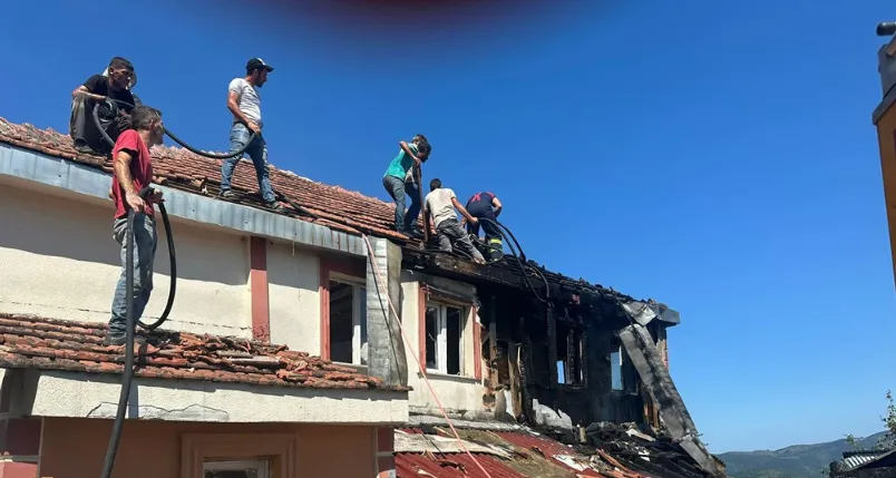 Ahşap evde çıkan yangın hasara yol açtı