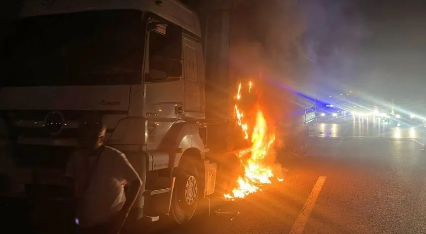 Anadolu Otoyolu'nda balatalarından yanmaya başlayan tır kullanılamaz hale geldi