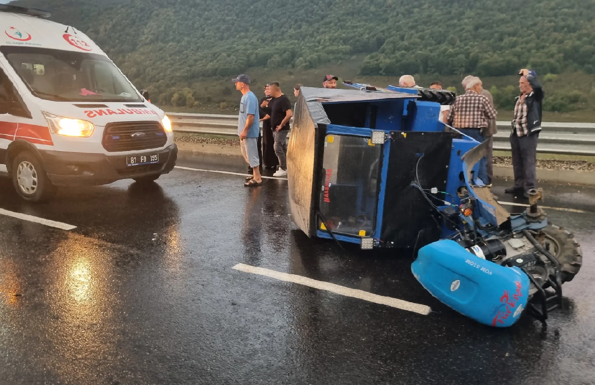 Düzce'de devrilen tarım aracındaki 4 kişi yaralandı