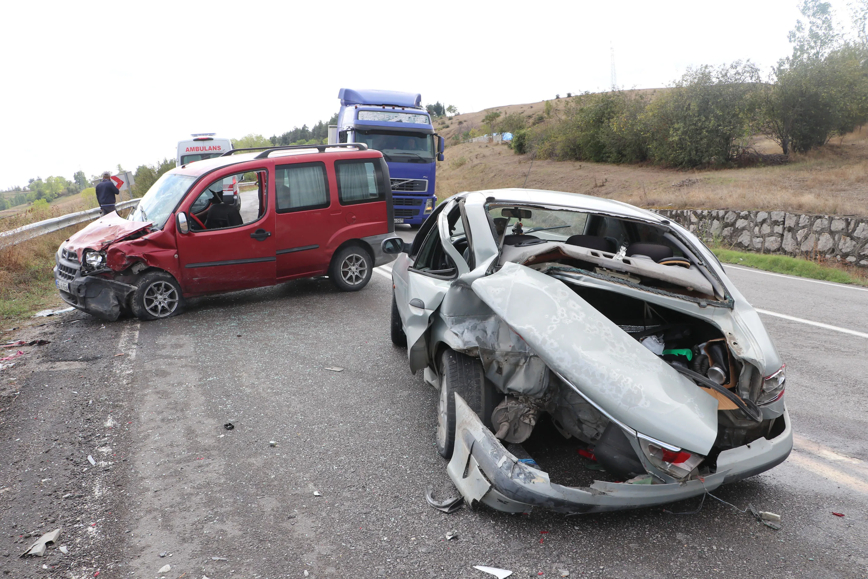 Hafif ticari araçla otomobilin çarpıştığı kazada 4 kişi yaralandı