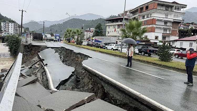 Artvin-Hopa kara yolunda çökme meydana geldi