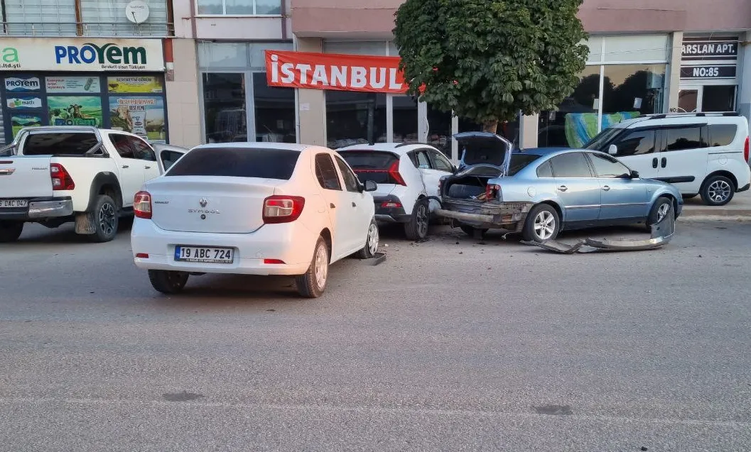 Park halindeki 3 araca çarpan otomobilin sürücüsü yaralandı