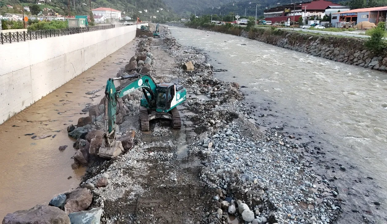 Artvin'de heyelan sonrası temizlik ile yol yapım çalışmaları sürüyor