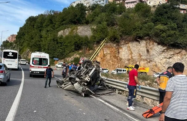 Bariyere çarpan hafif ticari aracın sürücüsü yaralandı