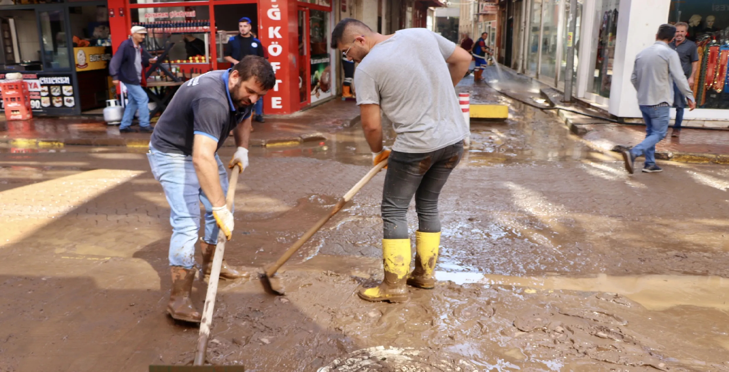 Taşkın ve heyelan meydana gelen Araklı'da temizlik çalışmaları sürüyor