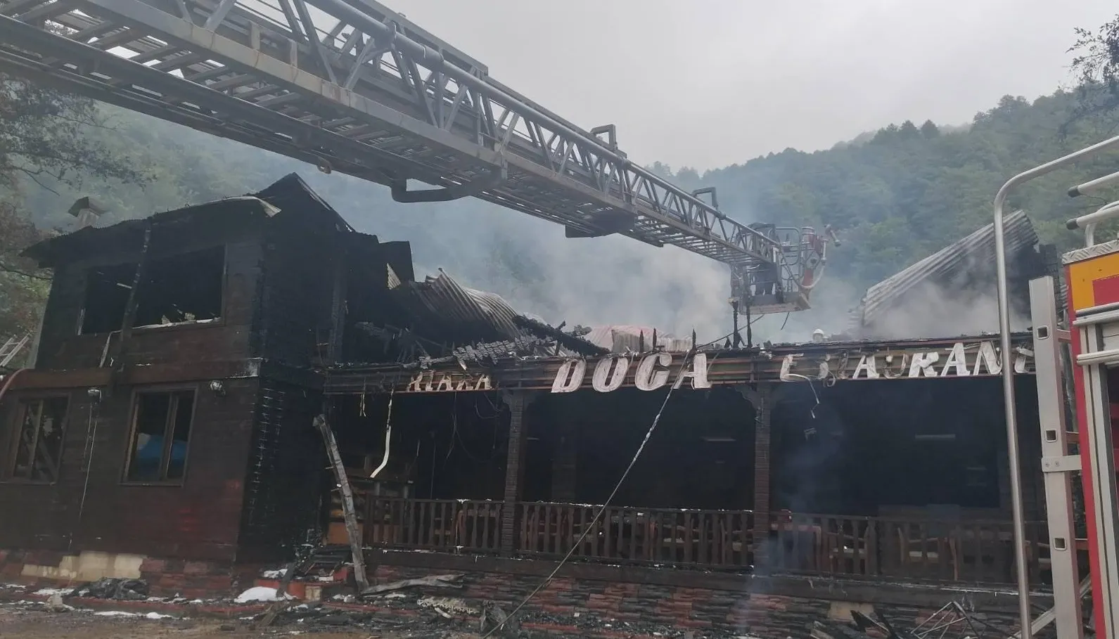 Artvin'de büyük bölümü ahşap olan bir restoran yandı