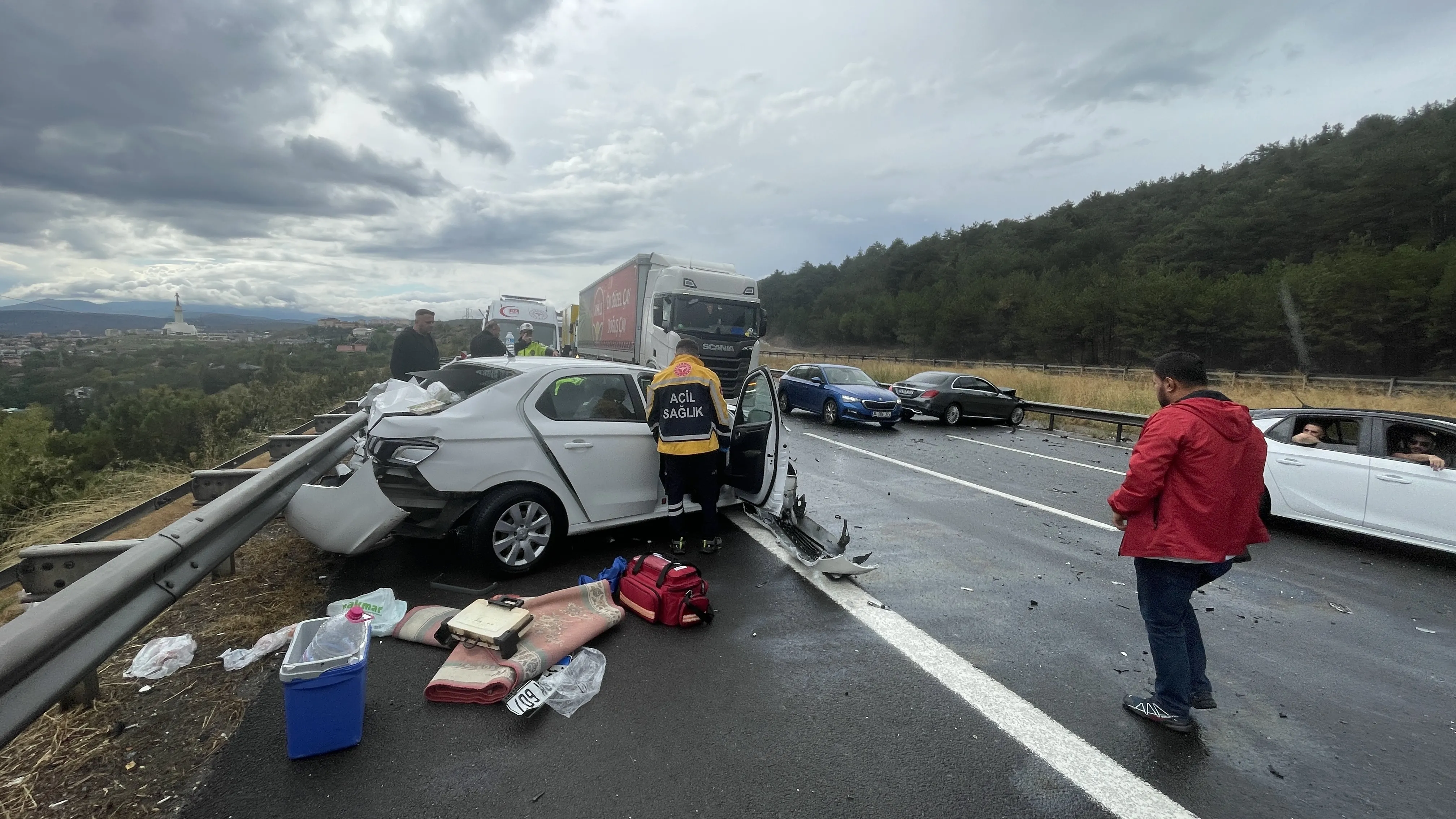 Zincirleme trafik kazasında 4 kişi yaralandı