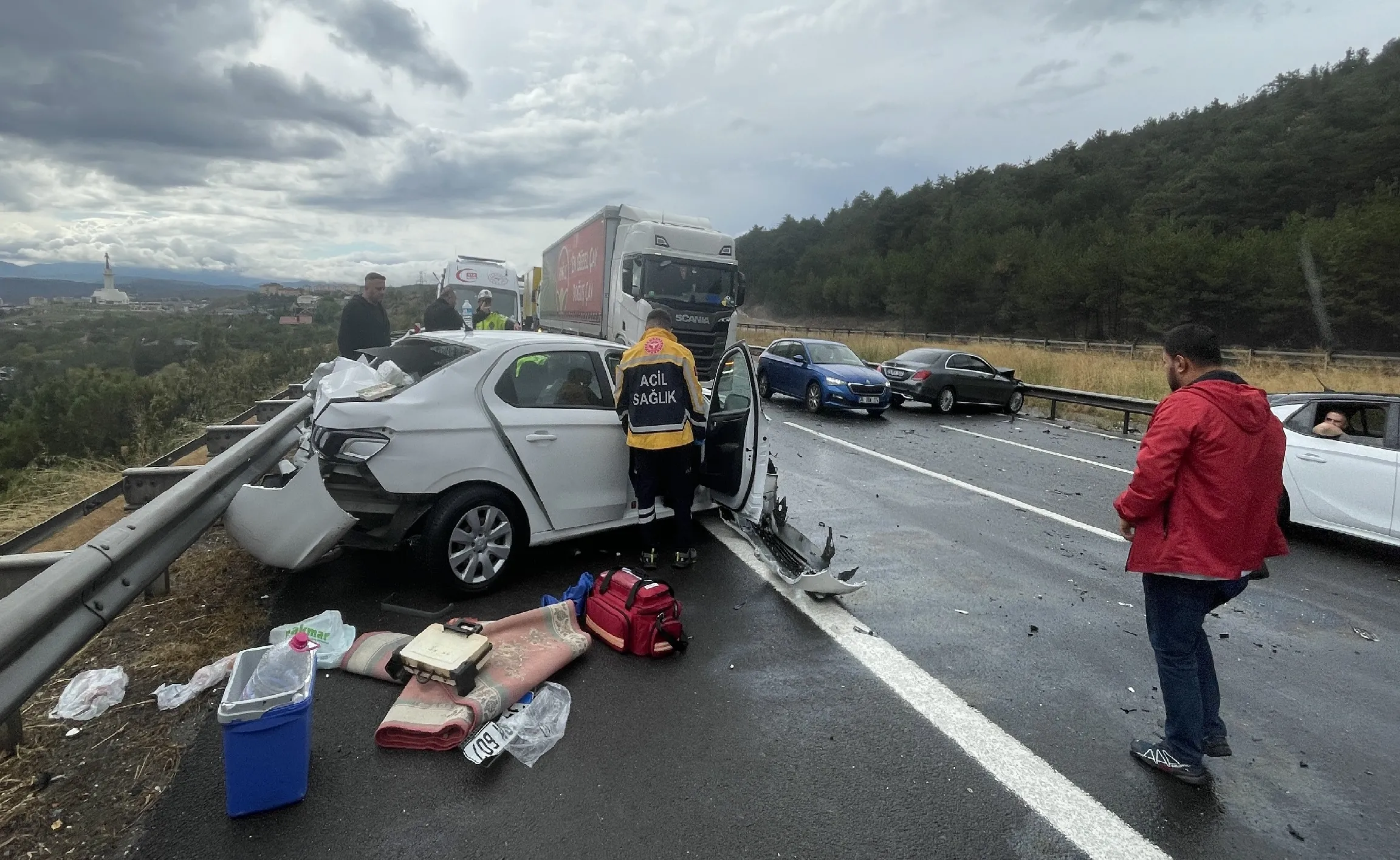 Devrilen otomobildeki 5 kişi yaralandı