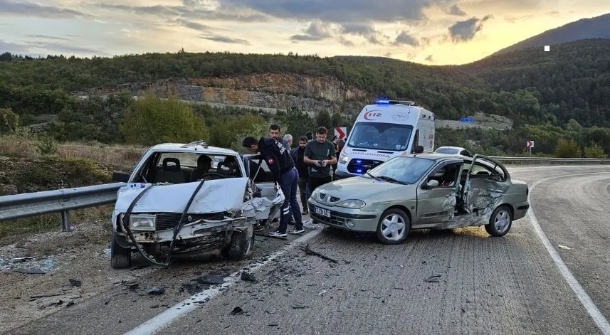 Karabük'te 2 otomobilin çarpıştığı kazada 7 kişi yaralandı