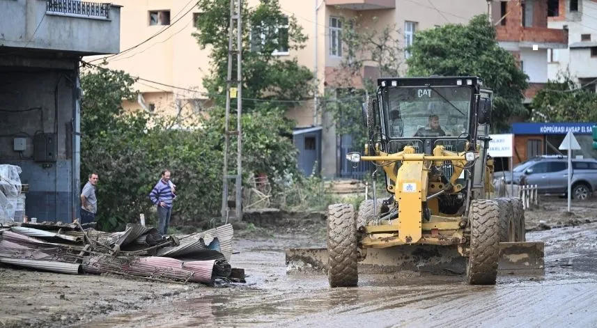 Trabzon'da taşkın ve heyelan meydana gelen ilçelerde temizlik çalışmaları sürüyor