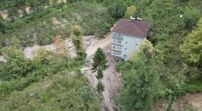 Heyelan 5 katlı binayı teğet geçti, faciadan dönüldü