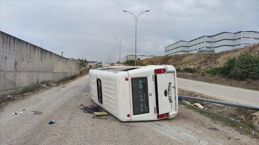 İşçi servisi minibüsünün devrildiği kazada 13 kişi yaralandı