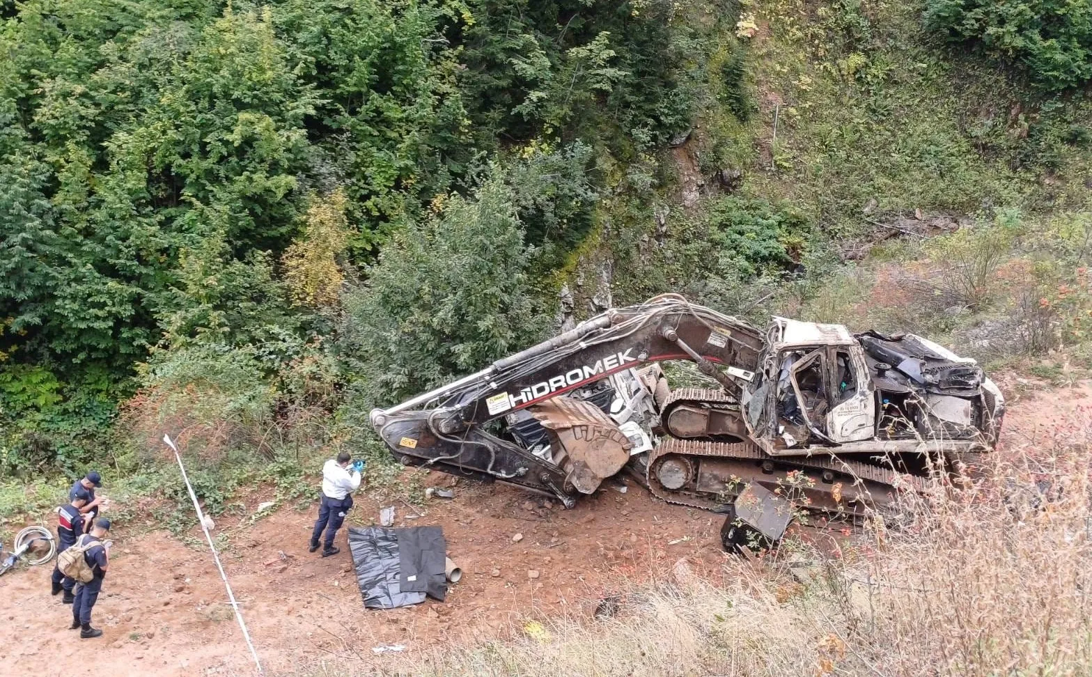 İş makinesi taşıyan kamyonun uçuruma devrildiği kazada 2 kişi öldü