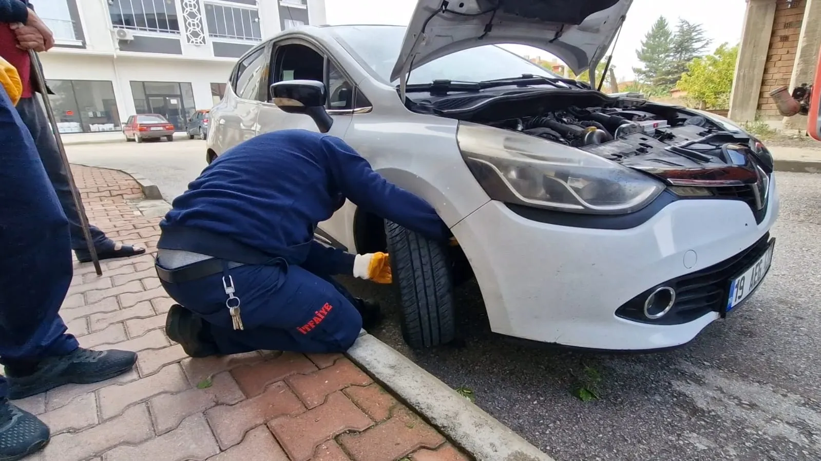 Otomobilin motor bölümüne giren kediler sürücünün dikkati sayesinde kurtuldu