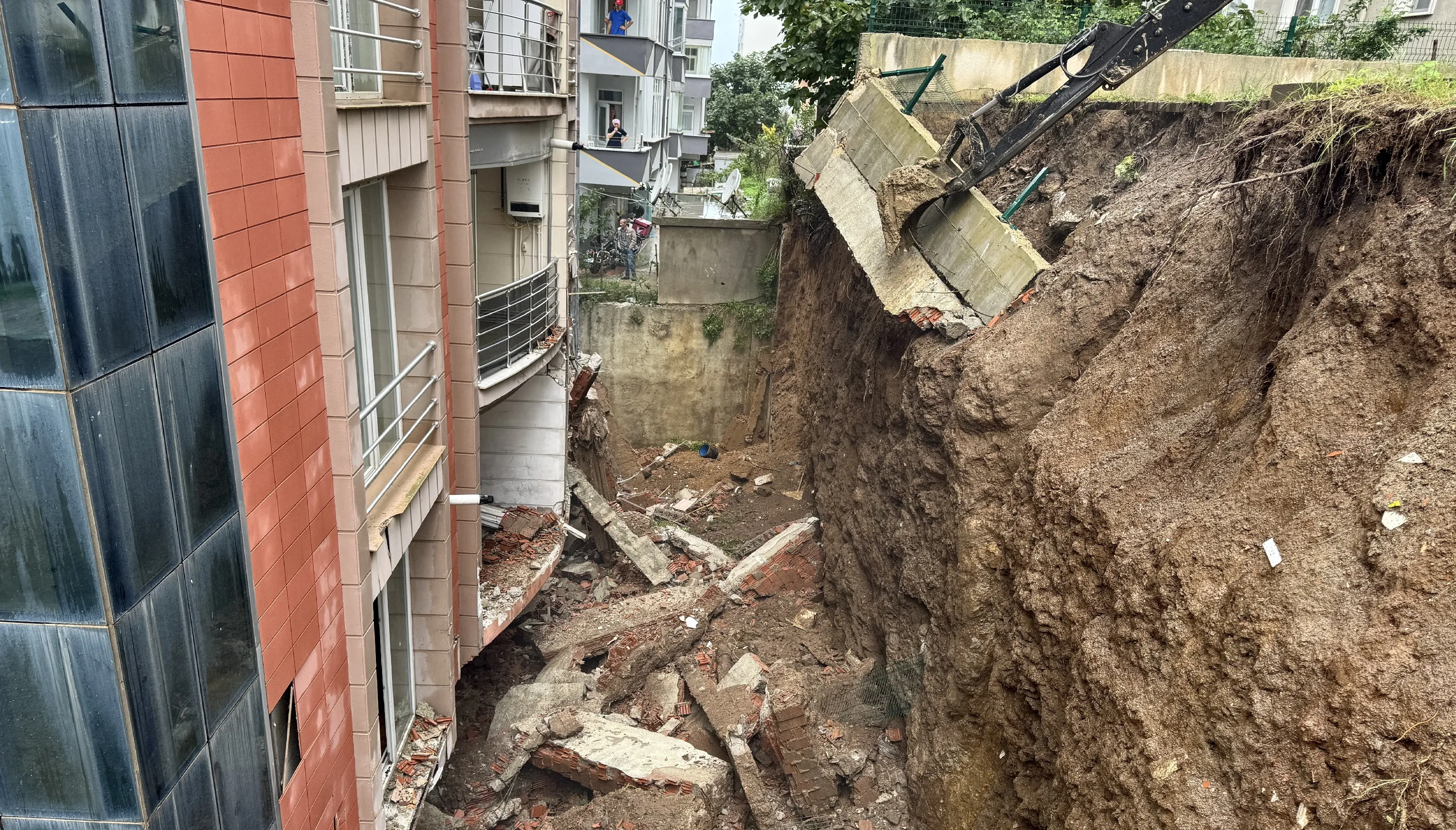 Sağanak nedeniyle istinat duvarı yıkıldı, bazı yollarda hasar oluştu