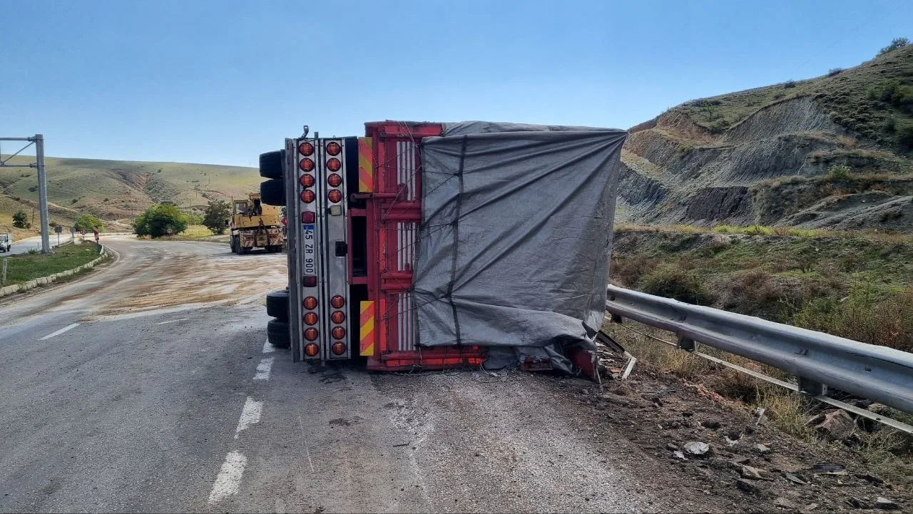 Devrilen kamyonun sürücüsü yaralandı