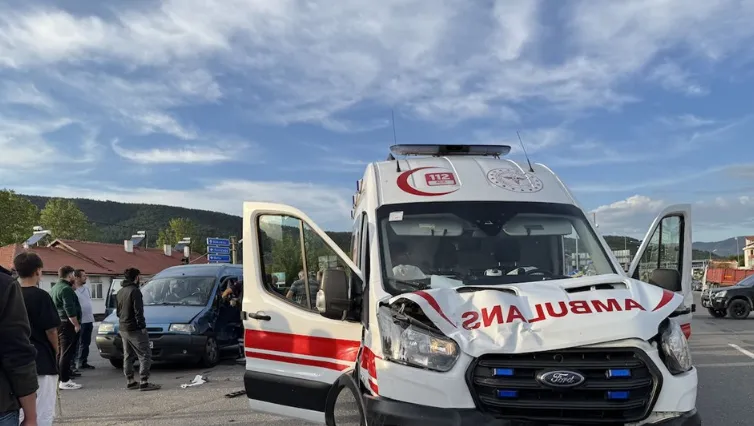 Ambulans ile hafif ticari aracın çarpıştığı kazada 1 kişi yaralandı