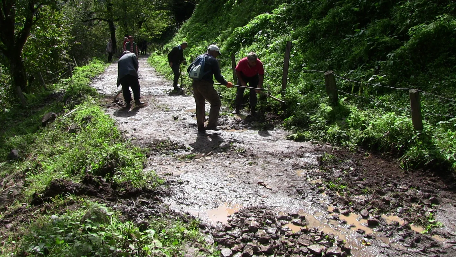 Artvin'de köylüler bozulan yollarını imece usulü düzeltti