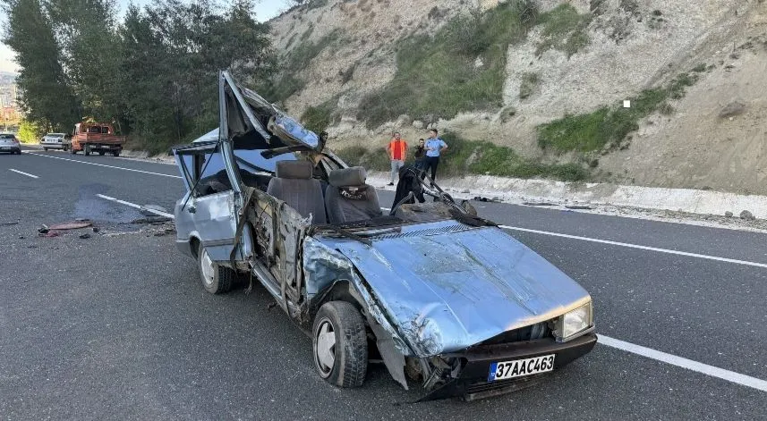 Kastamonu'da iki otomobilin çarpıştığı kazada 3 kişi yaralandı