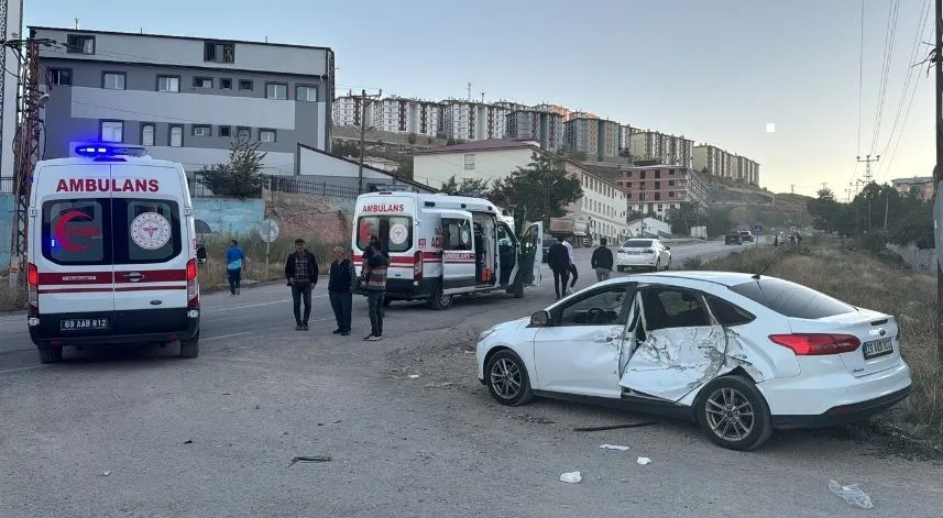 Bayburt'ta kamyon ile otomobil çarpıştı 6 kişi yaralandı