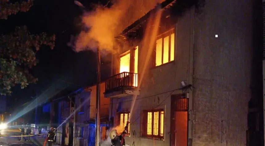 Bolu'da yangın çıkan ahşap ev kullanılamaz hale geldi