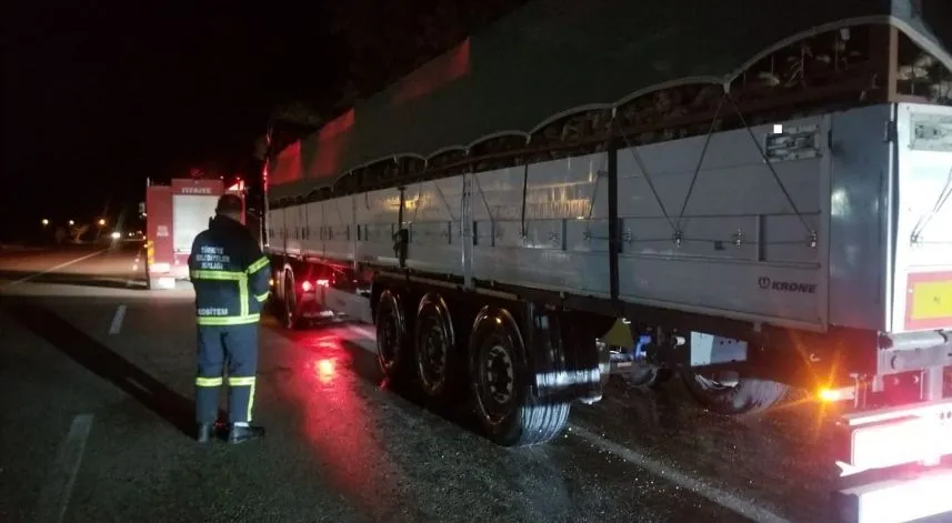 Balatalarından dumanlar yükselen tır paniğe neden oldu