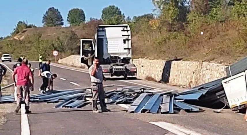 Demir yüklü tır kazaya karıştı, faciadan dönüldü