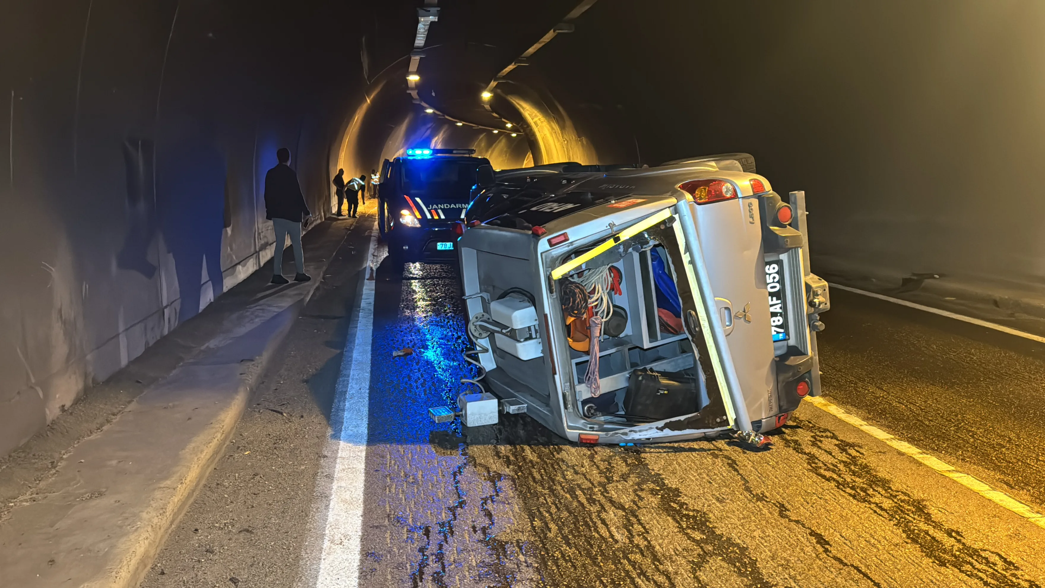 Kazaya giden AFAD aracı devrildi, 2 görevli yaralandı