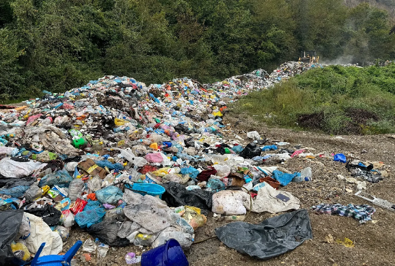 Bartın'da çöplerin yola dökülmesine inceleme