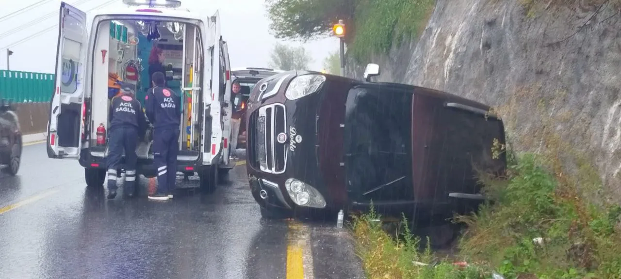 Kaza yapan aracın sürücüsüne yardım etmek isteyen 2 kişiye otomobil çarptı