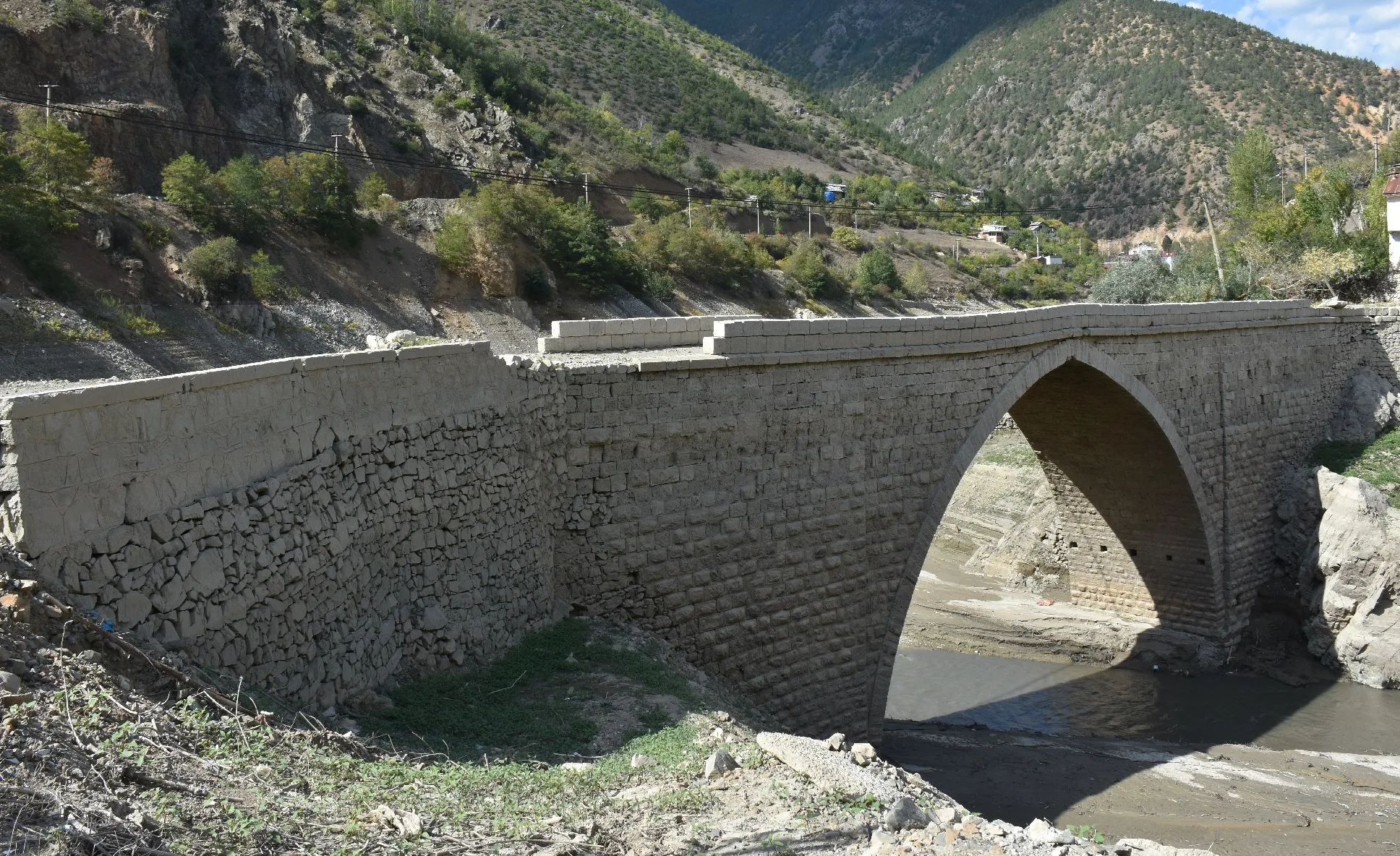 Torul Baraj Gölü'nde sular çekilince tarihi köprü ortaya çıktı