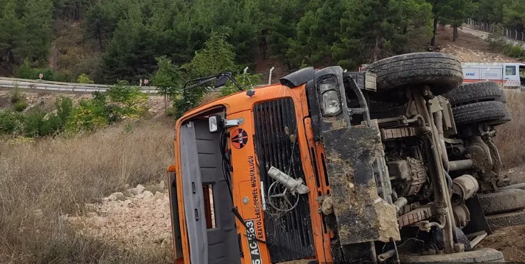 Freni boşalınca şarampole devrilen kamyondaki sürücü yaralandı