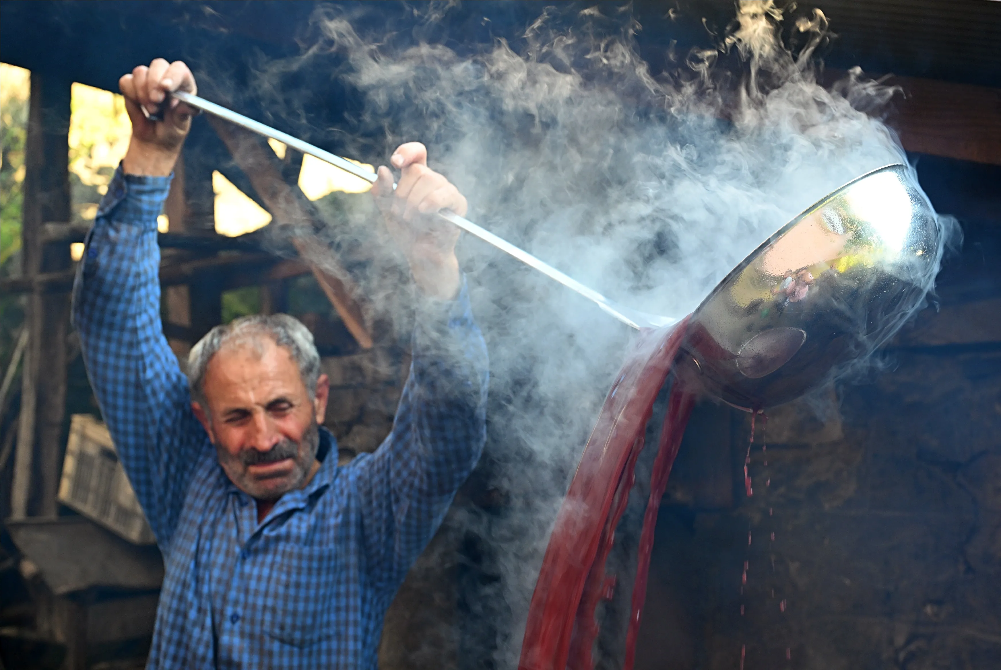 Karadeniz'e özgü kokulu üzümden tatlı ve ekşi pekmez üretiliyor