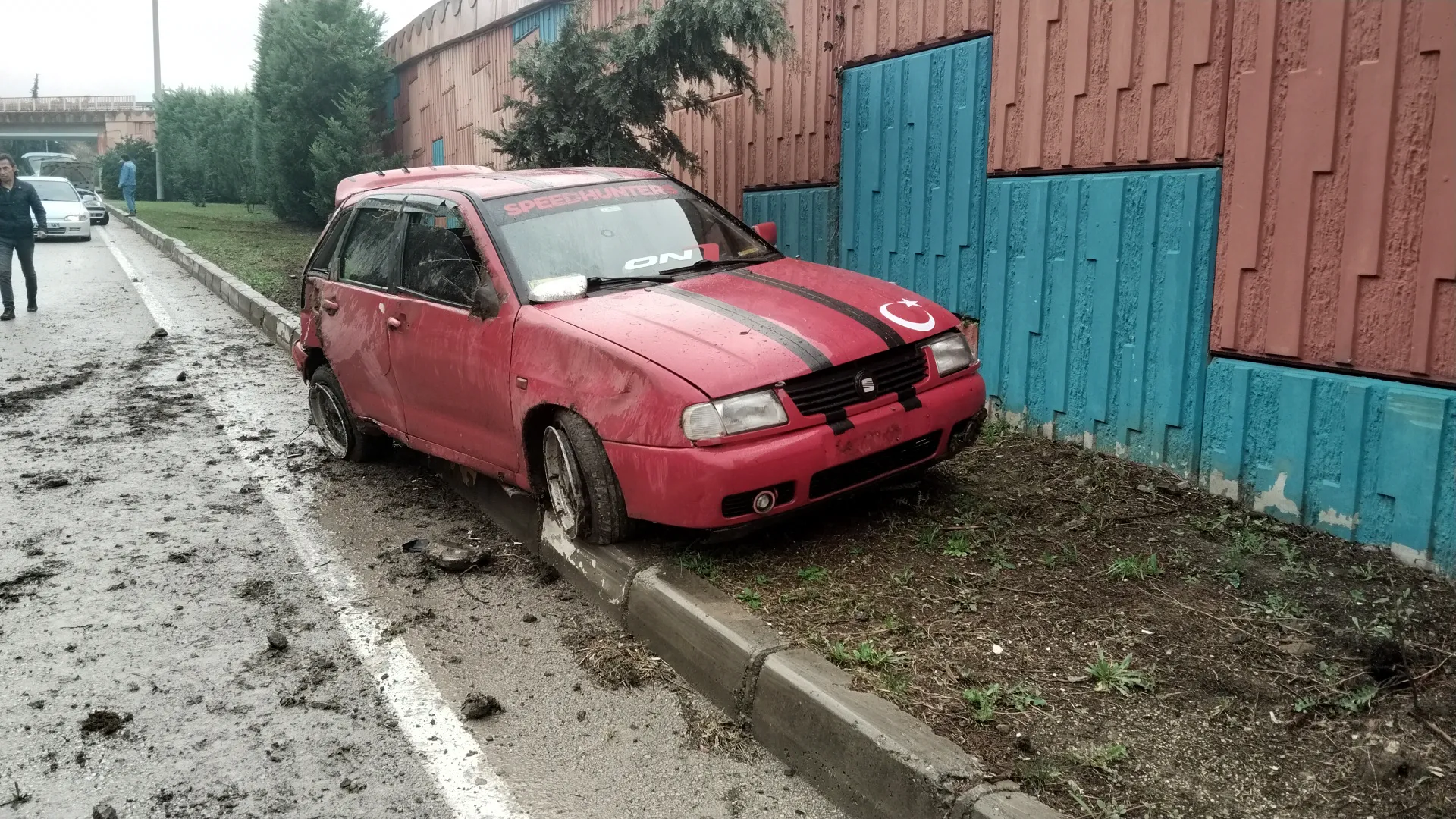 Ağaçlara çarpan otomobildeki yolcu yaralandı