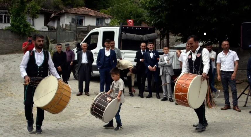 Küçük davulcu, köyündeki düğünlere neşe katıyor